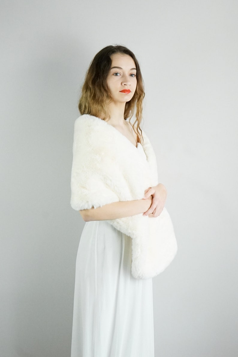 Ivory / Blush Faux Fur Bridal Wrap, Bridal Faux Fur Stole Fur Shawl Cape, Bridesmaid Gift, Winter Wedding (Audrey 05 )