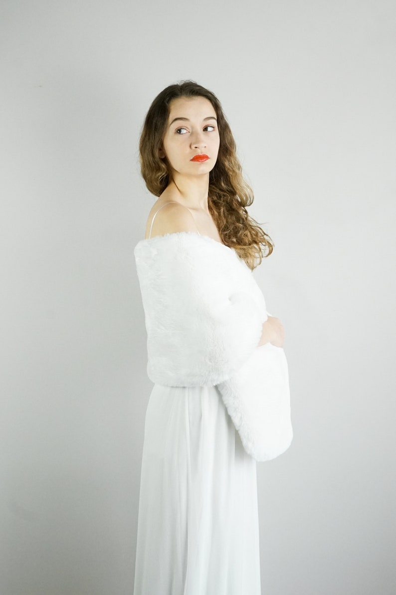 Ivory / Blush Faux Fur Bridal Wrap, Bridal Faux Fur Stole Fur Shawl Cape, Bridesmaid Gift, Winter Wedding (Audrey 05 )