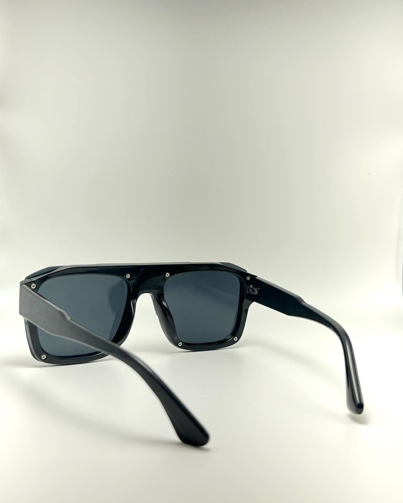 Chic Designer Square Rivet Frame Sunglasses with Personalized Sunglasses Case