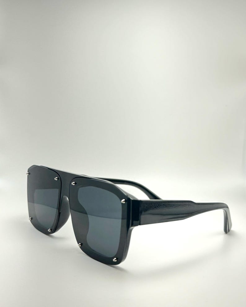 Chic Designer Square Rivet Frame Sunglasses with Personalized Sunglasses Case