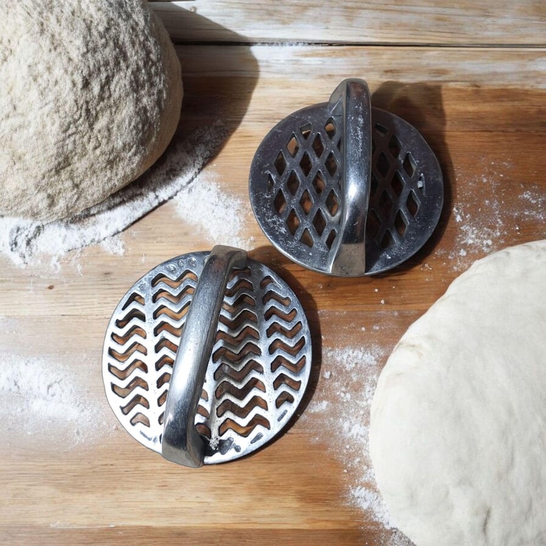 Set of 2 Roghni Naan Sancha | Kitchen Gift | Tandori Roti designed pattern | Bread Pizza Dough Stamp | Cooking kitchen Utensil Tool | Thapa
Analyze listing